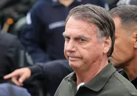 Internado com soluços, Bolsonaro passa a noite no hospital