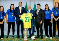 Lula ganha camisa 27 da Seleção e web vê indireta a Bolsonaro imagem
