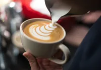 Café com leite: qual dose é saudável? especialistas esclarecem