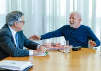 Ministro de Lula socorre passageira após desmaio em voo; assista imagem