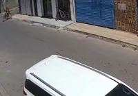 Mulher morre atropelada por carreta enquanto levava filho para escola