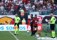 Osvaldo desabafa e esclarece reação irritada após substituição no Vitória imagem