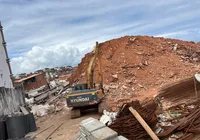 Parte de prédio desaba e atinge casas em Salvador