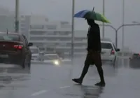 Nova frente fria promete chuvas intensas e temporais antes do Natal