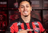 Vitória anuncia contratação de Kike Saverio, atacante ex-Barcelona imagem
