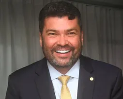 Deputado baiano interrompe campanha após sofrer paralisia facial - Imagem