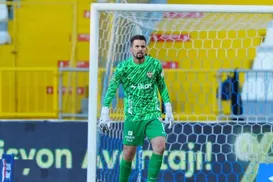 Emprestado pelo Bahia, Marcos Felipe volta a jogar após meses e pega pênalti - Imagem