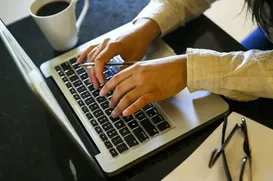 Gigante de tecnologia anuncia demissão de até 6 mil trabalhadores e culpa IA - Imagem