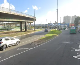 Batida com três carros deixa uma pessoa ferida na Av. Tancredo Neves