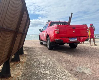Bombeiros retomam buscas de jovem desaparecido na praia de Amaralina