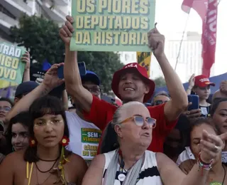 Caetano puxa coro de 'sem anistia' em ato no Rio de Janeiro