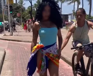 Ciclista passa mão na bunda de modelo durante sessão de fotos; assista