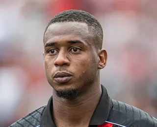 De volta ao clube, Dudu é líder em cartões pelo Vitória desde 2023
