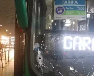 Suposto assaltante é baleado dentro de ônibus em Salvador