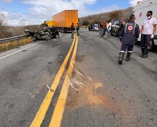 Homem morre após carro colidir com carreta e ficar destruído