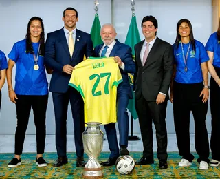 Lula ganha camisa 27 da Seleção e web vê indireta a Bolsonaro