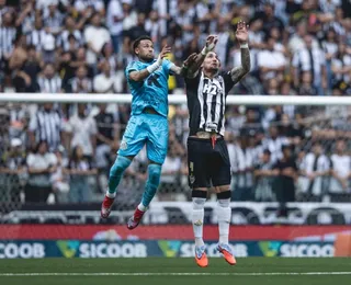 Mascote do Santos leva caneta no tênis e consegue autógrafo de Neymar
