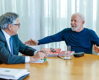 Ministro de Lula socorre passageira após desmaio em voo; assista