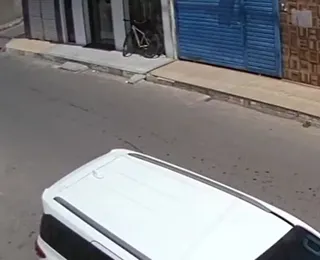 Mulher morre atropelada por carreta enquanto levava filho para escola