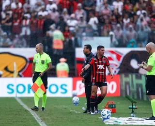 Osvaldo desabafa e esclarece reação irritada após substituição no Vitória