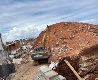 Parte de prédio desaba e atinge casas em Salvador