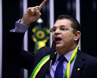 Sóstenes 'dá para trás' e inelegibilidade de Bolsonaro fica para depois