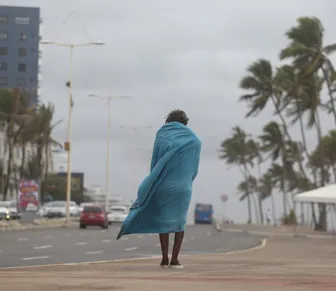 Frente fria chega à Bahia com ventos de até 70 km/h, raios e chuva forte