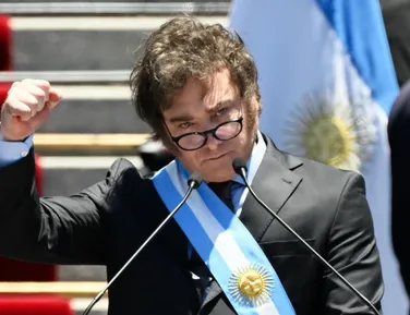 Jornada de 12 horas e novas regras: Senado da Argentina aprova reforma trabalhista de Milei - Imagem