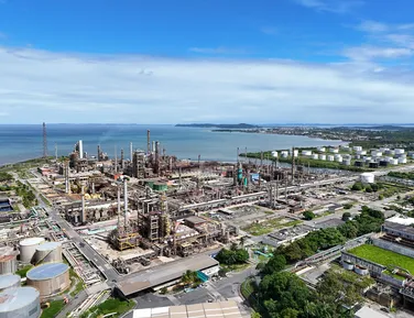 Lula promete recomprar refinaria na Bahia após crise nos combustíveis - Imagem