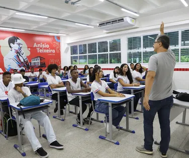 Novos incentivos e gratificações prometem valorizar servidores da educação na Bahia - Imagem