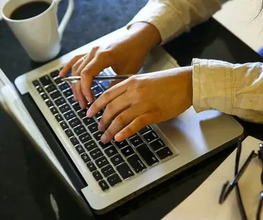 Gigante de tecnologia anuncia demissão de até 6 mil trabalhadores e culpa IA - Imagem