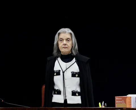 Cármen Lúcia manda duro recado em meio à crise no STF