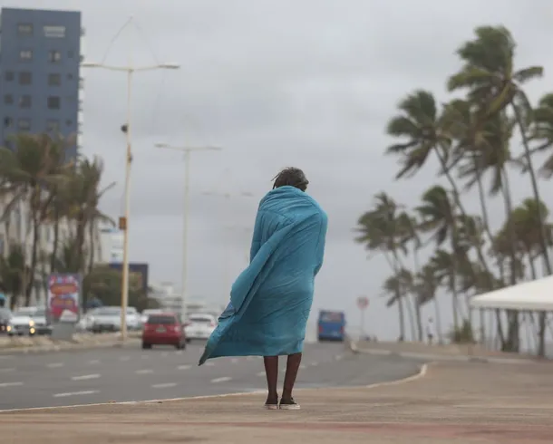Frente fria chega à Bahia com ventos de até 70 km/h, raios e chuva forte