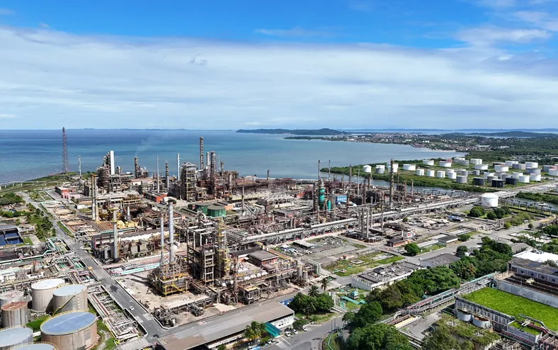 Lula promete recomprar refinaria na Bahia após crise nos combustíveis - Imagem