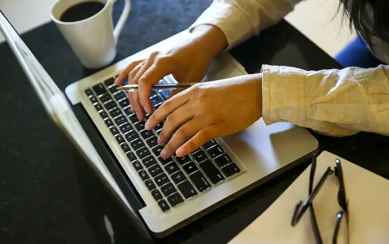 Gigante de tecnologia anuncia demissão de até 6 mil trabalhadores e culpa IA - Imagem