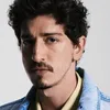 Famoso ator é visto com moreno misterioso em clima de romance - Imagem