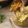 Truque no micro-ondas: batata recheada fica tão boa quanto a de forno - Imagem