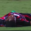 VÍDEO: zagueiro do Vitória leva pancada na cabeça e deixa o campo - Imagem