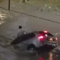 Água engole carro de enfermeiro no interior da Bahia; assista imagem