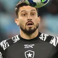Alex Telles sofre com dores crônicas e é dúvida para enfrentar o Bahia imagem