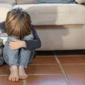 Até 20 salários: nova lei pode multar pais que deixarem crianças sozinhas imagem