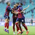 Bahia impõe força em casa, bate o Inter e cola no G-4 do Brasileirão imagem