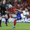 Autores de gols contra o Inter, Tiago e Willian José celebram empate no Beira-Rio imagem