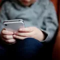 Idade mínima para usar redes sociais e IA vai estar em lei no Brasil imagem
