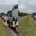 Caminhão tombado deixa trânsito travado na BR-324 sentido Salvador imagem