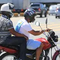 Capacete e postura correta reduzem riscos na garupa da moto imagem