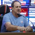Ceni cita mau posicionamento dos meias em gol e critica calendário imagem