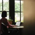 5 profissões home-office que pagam em dólar e estão em alta no Brasil imagem