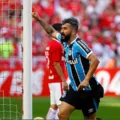 Douglas tem prisão decretada por pensão; ex-meia segue foragido imagem