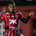 Dudu assume liderança de expulsões no Brasileirão em noite de redenção imagem